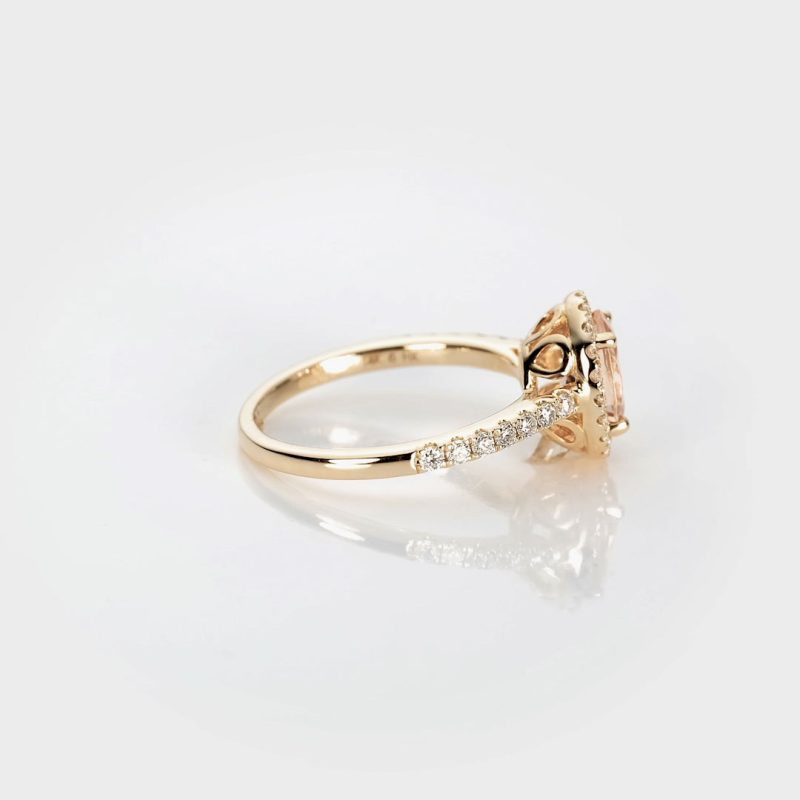 Oval morganite halo ring still a3f1f7b2 64d1 495a 80e1 67685e61cfea