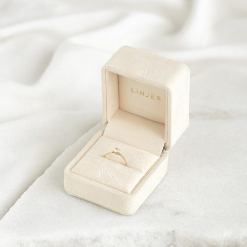 keira 26 velvet box ring solitaire diamond ring 14k yg lookbook 134