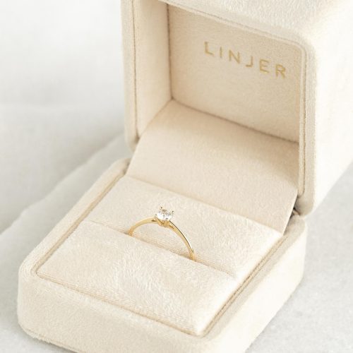 keira 26 velvet box ring solitaire diamond ring 14k yg lookbook 134 v2 2