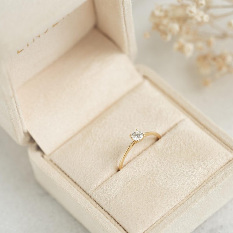 keira 26 velvet box ring solitaire diamond ring 14k yg lookbook 135