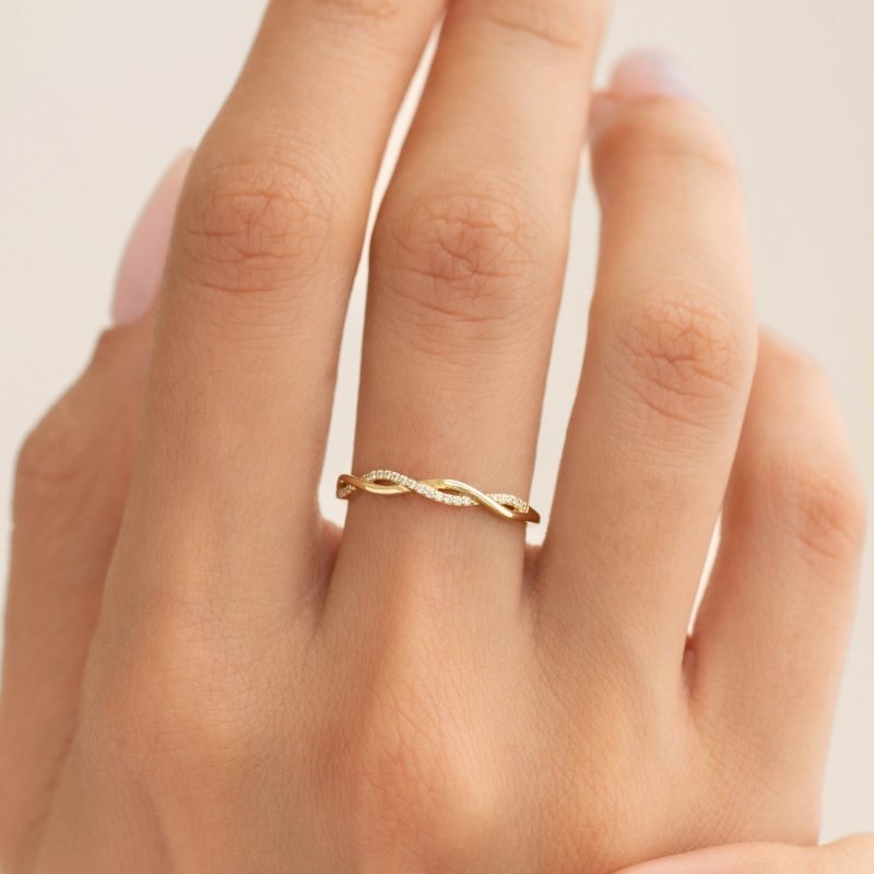 keira 35 anais twist diamond ring 14k model 7 Edit cropped 2